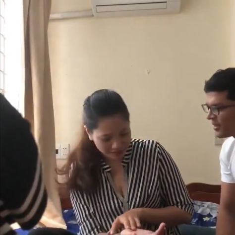 thầy giáo Tiếng anh rủ cô giáo đồng nghiệp vào nhà nghỉ cùng mình